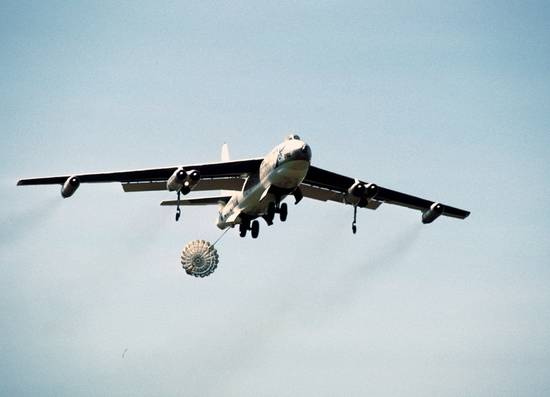 B-47-on-final-appraoch-Castle-AFB.jpg