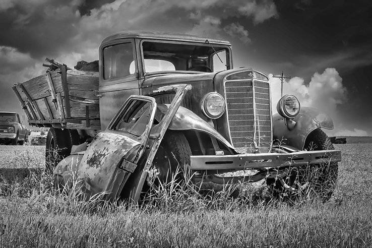 B&W 1935 International Truck.jpg