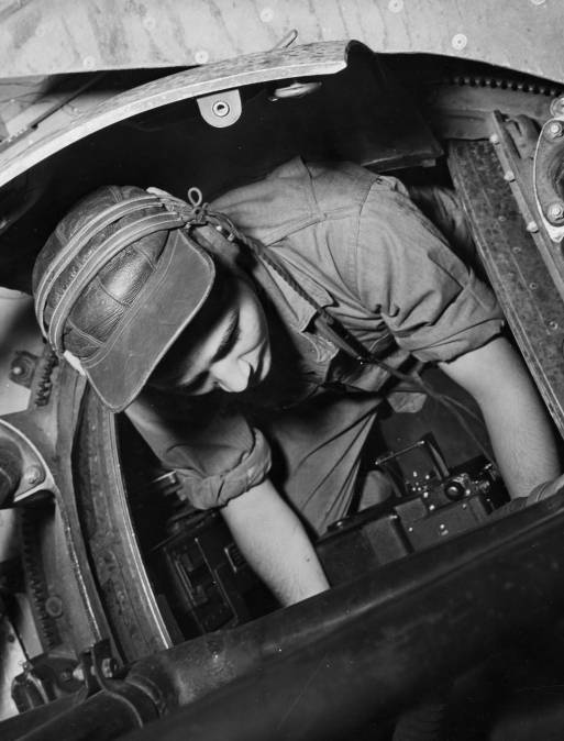 b17-ball-turret-gunner-in-flight-1942-australia418.jpg