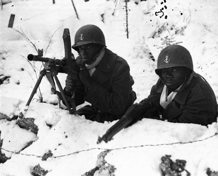 Black+soldiers+fighting+in+France,+1944.jpg