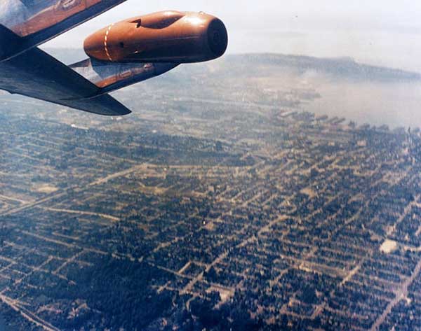 Boeing 707 Barrel Roll.jpg