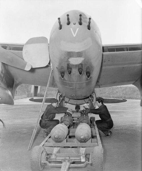 bombing_up_mosquito_raf_hunsdon_1944_iwm_ch_12407-533x640.jpg