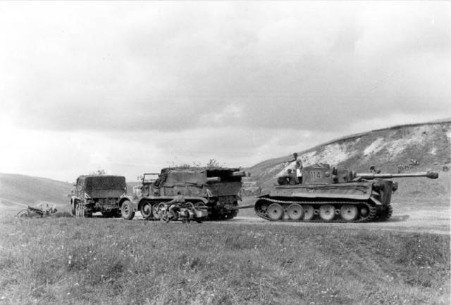 Bundesarchiv_Bild_101I-022-2926-11A_Russland_Abschleppen_eines_Tiger_I-640x434.jpg