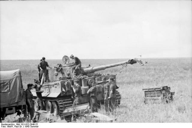 Bundesarchiv_Bild_101I-022-2948-22_Russland_Panzer_VI_Tiger_I_Munition-640x428.jpg