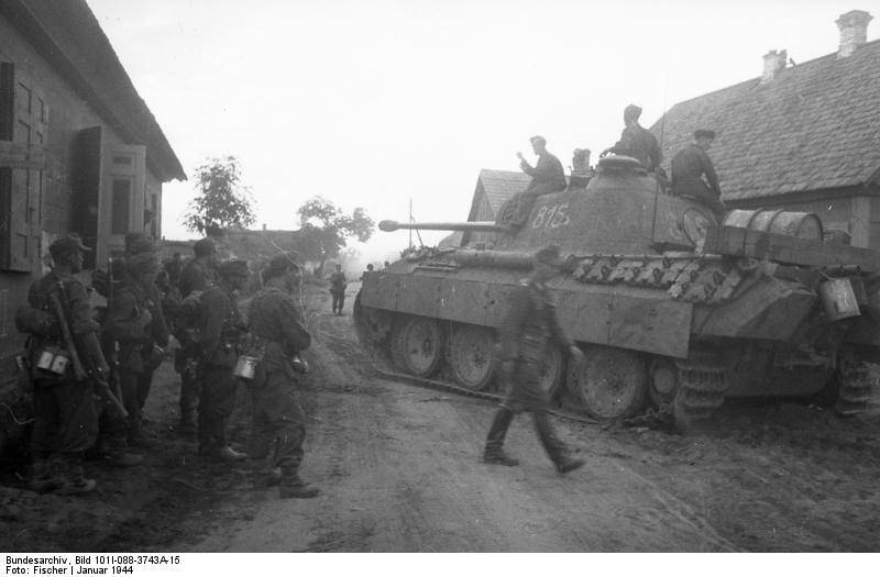 Bundesarchiv_Bild_101I-088-3743A-15%2C_Russland%2C_Panzer_V_%22Panther%22_in_Ortschaft.jpg