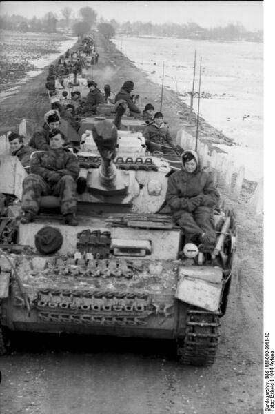 Bundesarchiv_Bild_101I-090-3911-13%2C_Russland%2C_Kolonne_von_Panzer_IV.jpg
