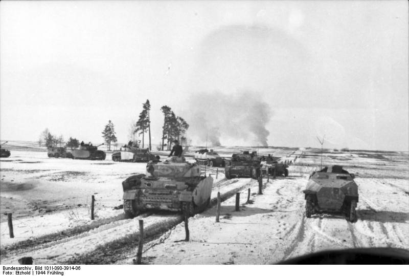 Bundesarchiv_Bild_101I-090-3914-06%2C_Russland%2C_Sch%C3%BCtzenpanzer_und_Panzer_im_Winter.jpg