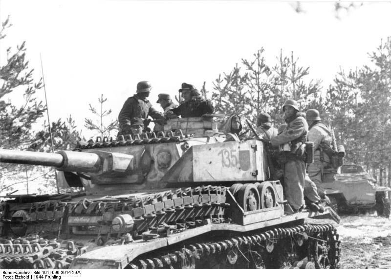 Bundesarchiv_Bild_101I-090-3914-29A%2C_Russland%2C_Panzer_IV.jpg