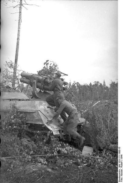 Bundesarchiv_Bild_101I-111-1800-15,_Nordeuropa,_Beladen_eines_Panzerwerfers_43.jpg