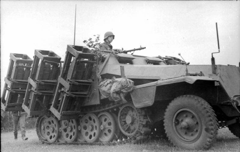 Bundesarchiv_Bild_101I-216-0417-09%2C_Russland%2C_schwerer_Wurfrahmen_an_Sch%C3%BCtzenpanzer.jpg