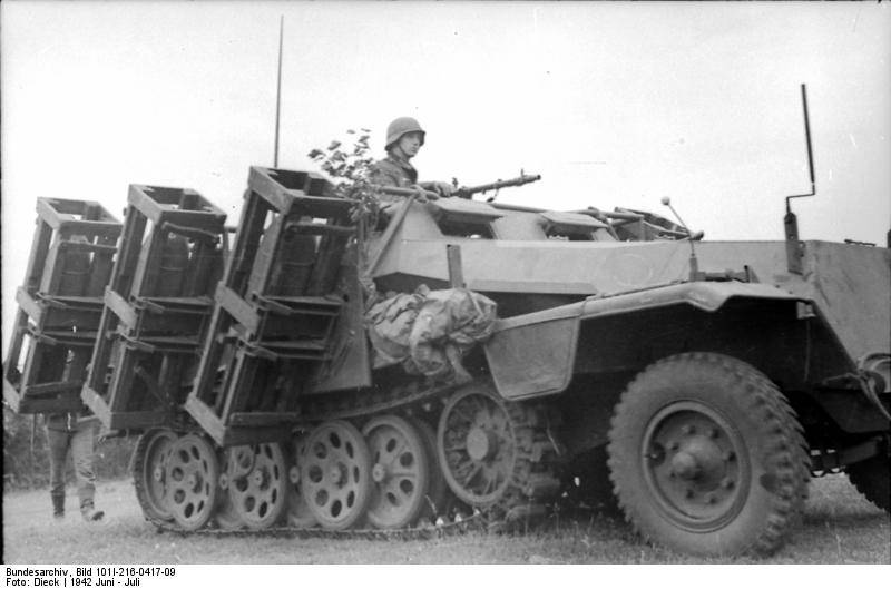 Bundesarchiv_Bild_101I-216-0417-09%2C_Russland%2C_schwerer_Wurfrahmen_an_Sch%C3%BCtzenpanzer.jpg