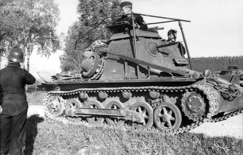 Bundesarchiv_Bild_101I-265-0006-31%2C_Russland%2C_Befehlspanzer_1.jpg