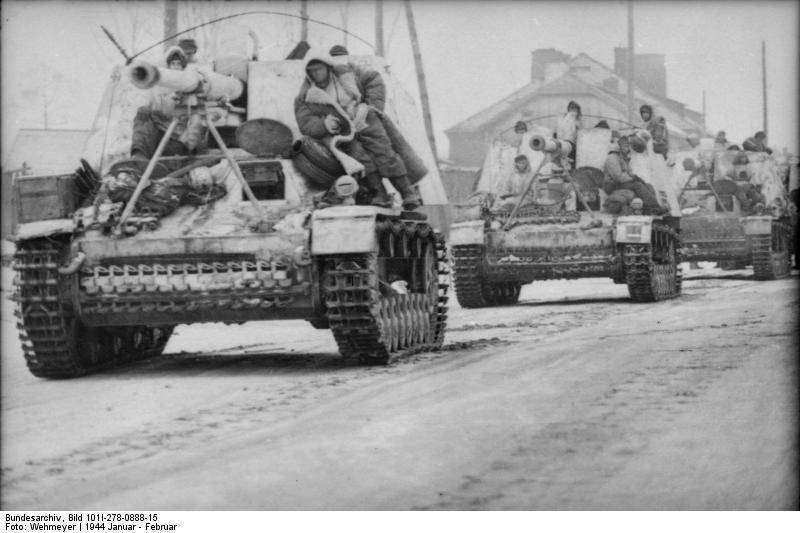 Bundesarchiv_Bild_101I-278-0888-15%2C_Russland%2C_Panzerj%C3%A4ger_Nashorn_-_Hornisse.jpg