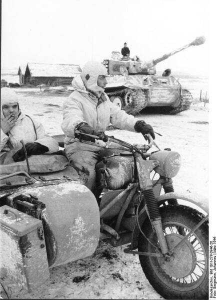 Bundesarchiv_Bild_101I-279-0946-20%2C_Russland%2C_Krad_vor_Panzer_VI_%28Tiger_I%29.jpg