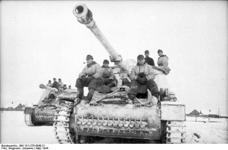 Bundesarchiv_Bild_101I-279-0949-21%2C_Russland%2C_Jagdpanzer_Nashorn-Hornisse.jpg