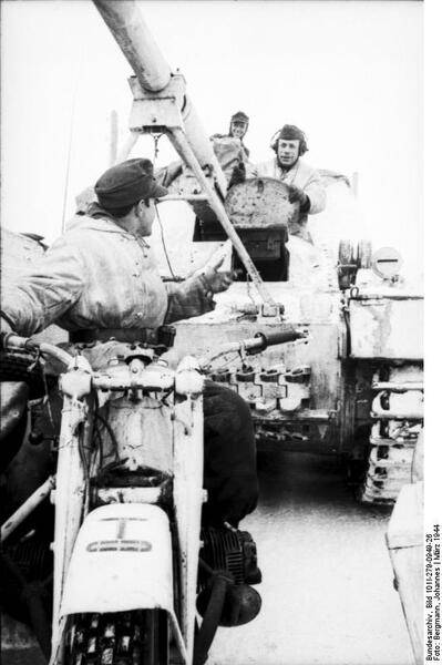 Bundesarchiv_Bild_101I-279-0949-26,_Russland,_Jagdpanzer_Nashorn-Hornisse.jpg