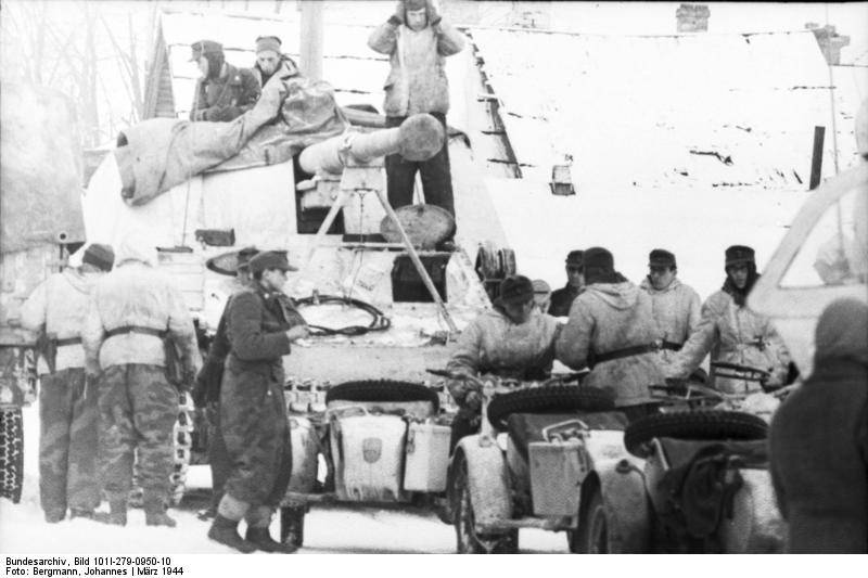 Bundesarchiv_Bild_101I-279-0950-10,_Russland,_Jagdpanzer_Nashorn-Hornisse.jpg