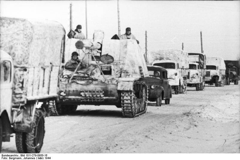 Bundesarchiv_Bild_101I-279-0950-16%2C_Russland%2C_Jagdpanzer_Nashorn-Hornisse.jpg