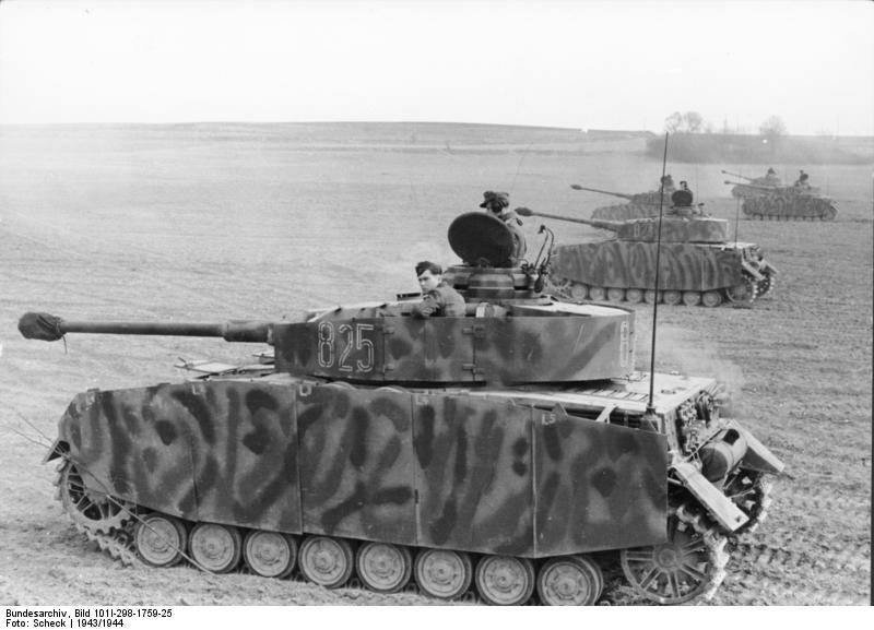 Bundesarchiv_Bild_101I-298-1759-25%2C_Nordfrankreich%2C_Panzer_IV.jpg