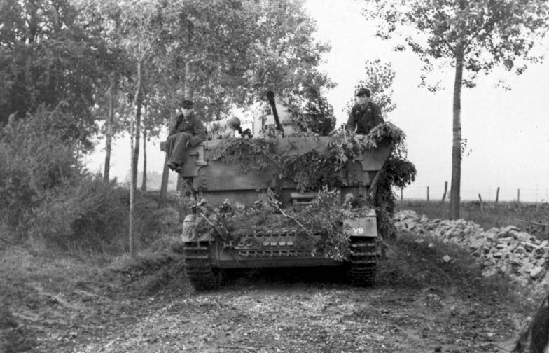 Bundesarchiv_Bild_101I-301-1955-05%2C_Nordfrankreich%2C_Flakpanzer_auf_Landstra%C3%9Fe.jpg