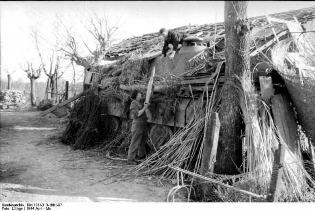 Bundesarchiv_Bild_101I-313-1001-07_Italien_getarnter_Panzer_V_Panther-640x429.jpg