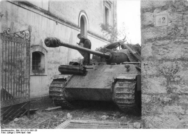 Bundesarchiv_Bild_101I-313-1001-26_Italien_Panzer_V_Panther_in_Ortschaft-640x456.jpg