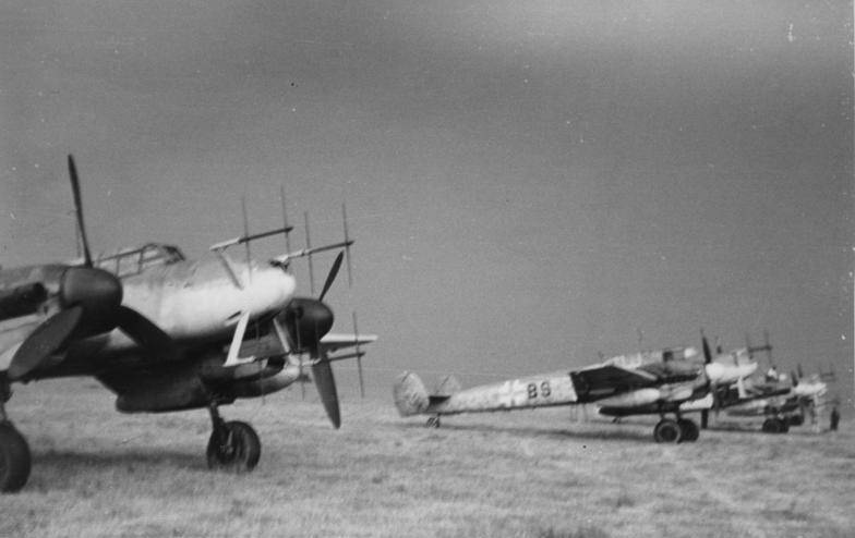 Bundesarchiv_Bild_101I-492-3347-028%2C_Flugzeuge_Messerschmitt_Me_110.jpg