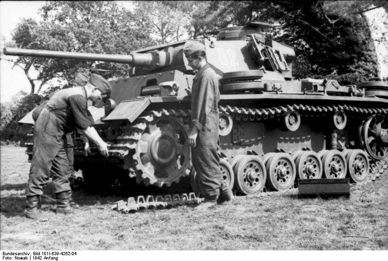 Bundesarchiv_Bild_101I-639-4262-04%2C_Im_Osten%2C_Panzer_III%2C_Kettenwechsel.jpg