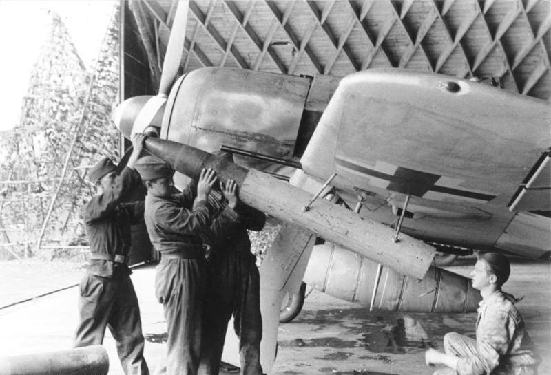 Bundesarchiv_Bild_101I-674-7772-13A%2C_Flugzeug_Focke-Wulf_Fw_190%2C_Bewaffnung.jpg