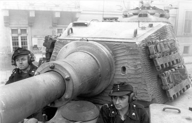 Bundesarchiv_Bild_101I-680-8282A-09%2C_Budapest%2C_Panzersoldaten_in_Panzer_VI_%28Tiger_II%29.jpg