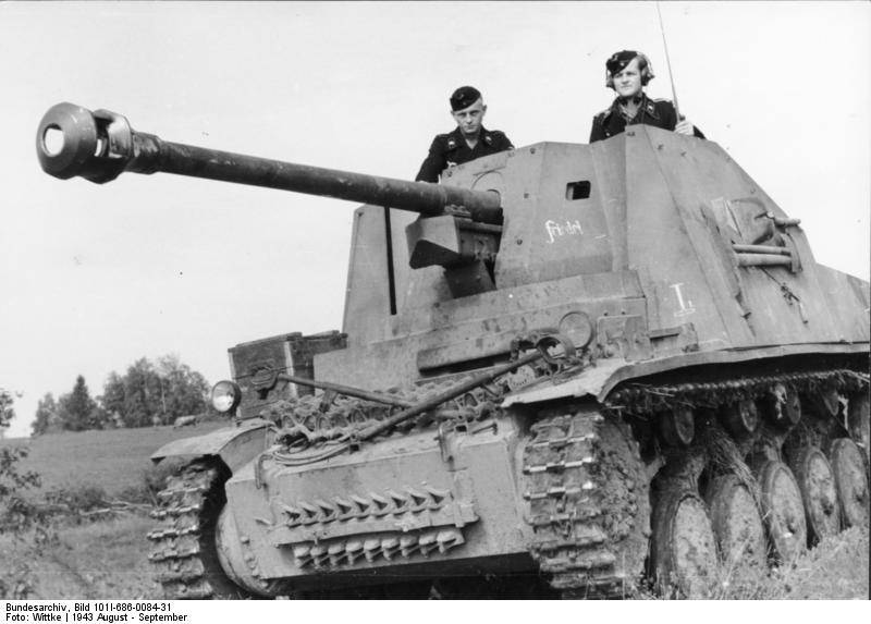 Bundesarchiv_Bild_101I-686-0084-31,_Russland-Mitte,_Panzerjäger_%22Marder_II%22.jpg