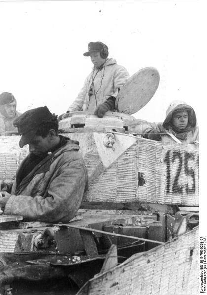 Bundesarchiv_Bild_101I-708-0298-27%2C_Russland-S%C3%BCd%2C_Panzer_IV%2C_Besatzung.jpg