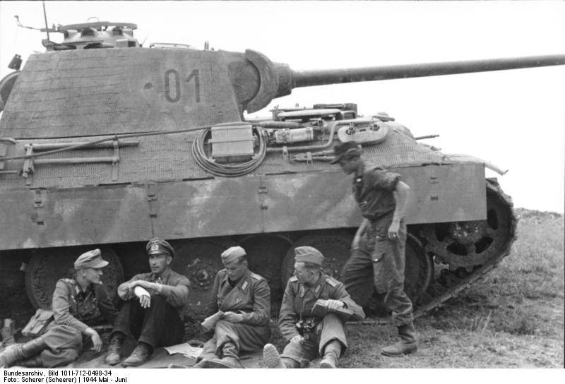 Bundesarchiv_Bild_101I-712-0498-34%2C_Russland%2C_Oberst_Langkeit%2C_Panzer_V_%22Panther%22.jpg