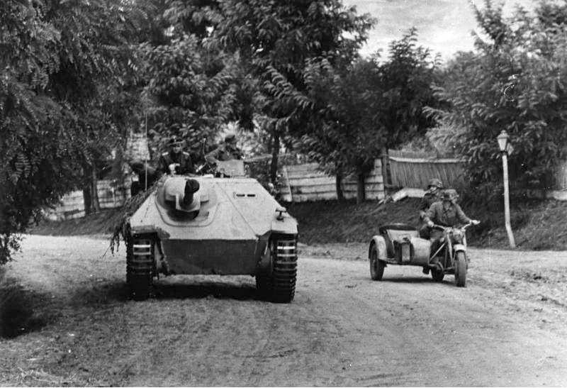 Bundesarchiv_Bild_101I-715-0213A-25%2C_Ungarn%2C_Jagdpanzer_%22Hetzer%22.jpg