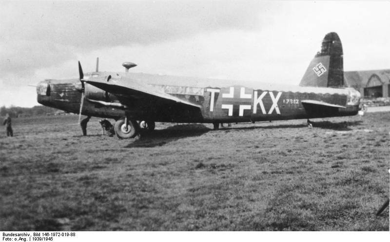 Bundesarchiv_Bild_146-1972-019-88_Beuteflugzeug_Vickers_Wellington.jpg