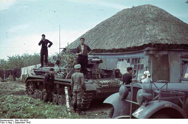 Bundesarchiv_Bild_169-0028%2C_Russland%2C_Panzer_IV_vor_Haus.jpg