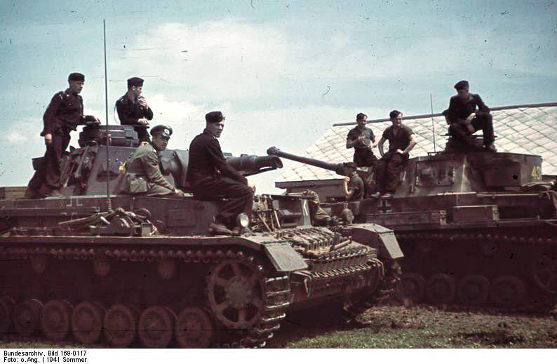 Bundesarchiv_Bild_169-0117_Russland_Panzersoldaten_auf_Panzer_IV.jpg