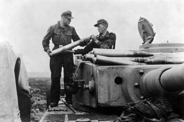 Bundesarchiv_Bild_183-J14931_Bei_Belgorod_Panzer_VI_Tiger_I_Aufmunitionieren-640x427.jpg