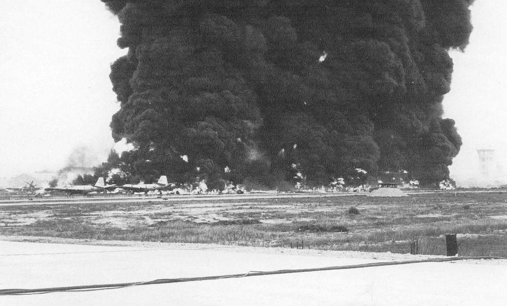 Burning_Aircraft_on_ramp_at_Bien_Hoa_AB_-1.jpg