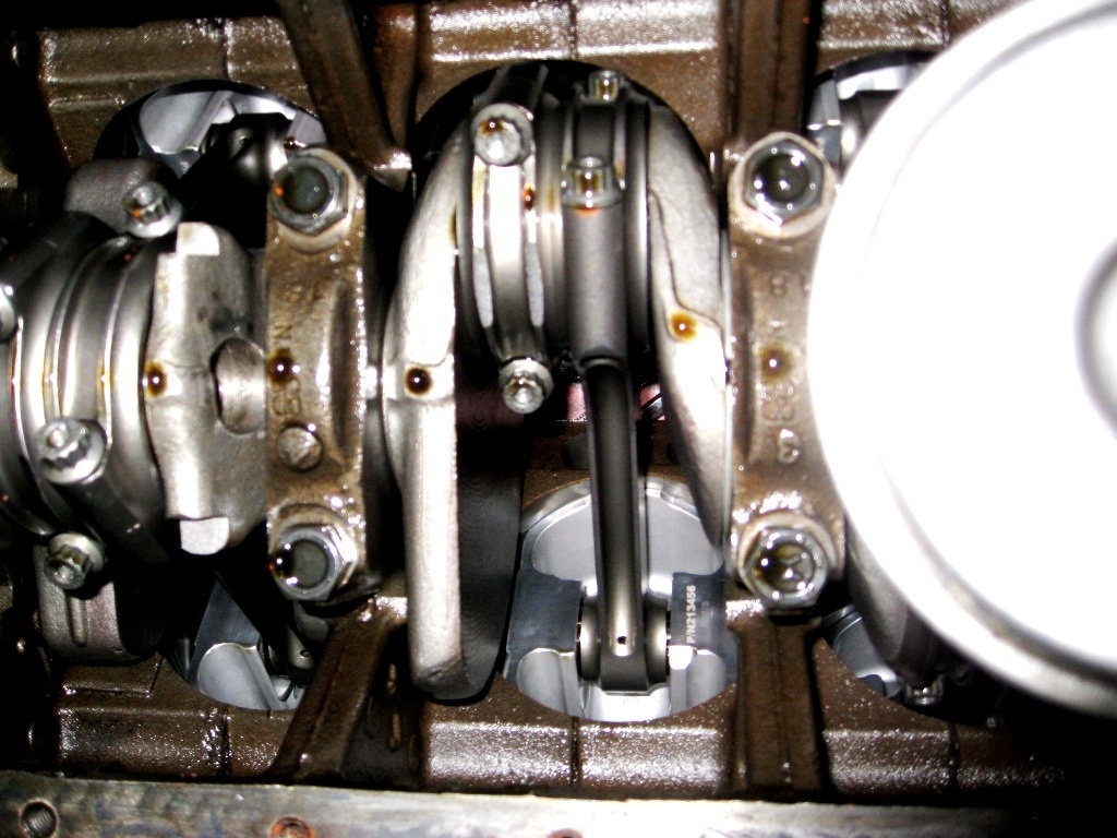 Clean crank, rods, pistons, cyl walls.JPG