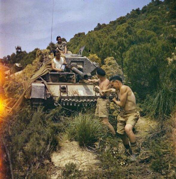 cleaning-the-barrel-of-the-6-pdr-in-tunisia-627x640.jpg