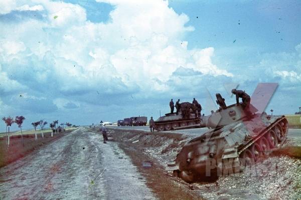 -color-captured-russian-t34-panzer-tanks-1943-medical-red-cross-unit-summer--medical-doctor-9530.jpg