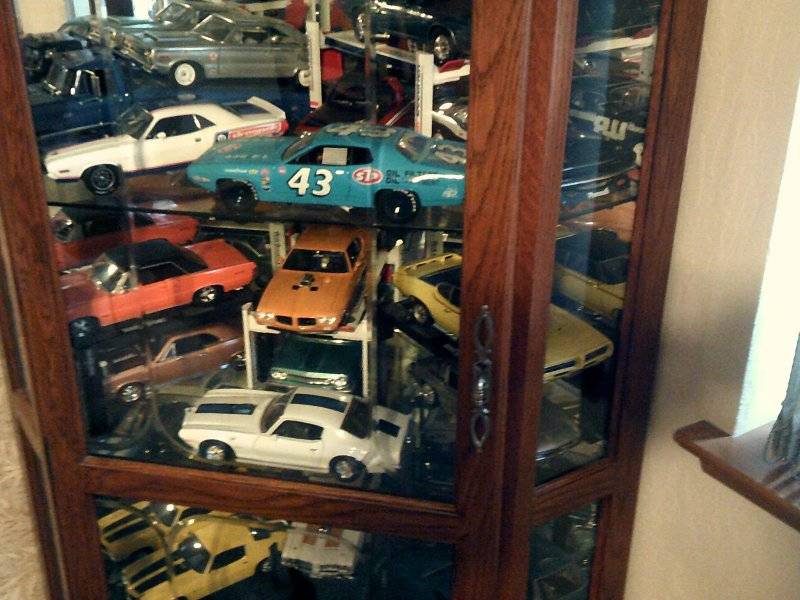 Die-cast cars curio cabeinet 005.JPG