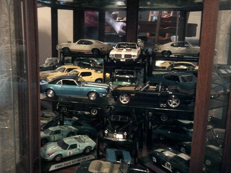 Die-cast cars curio cabeinet 007.JPG