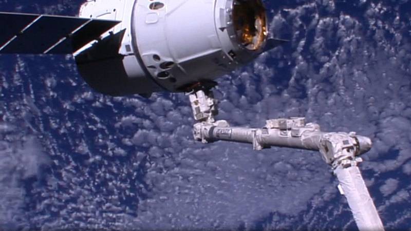 Dragon-ISS-arm_1487849911835_9033885_ver1.0_1280_720.jpg