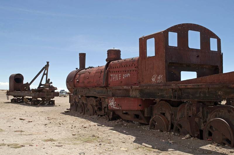 dsc_2286_bol_uyuni_locomotive_jeep_1200px.jpg