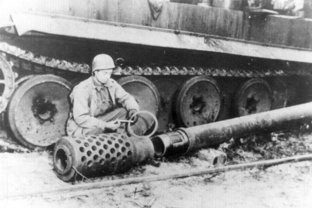 E-100_12.8cm_KwK_gun_inspection-640x428.jpg