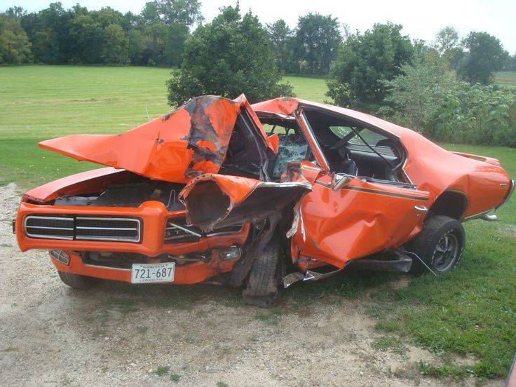 e1a2bfd711c1773996a044e618e04e8f--pontiac-lemans-car-crash.jpg