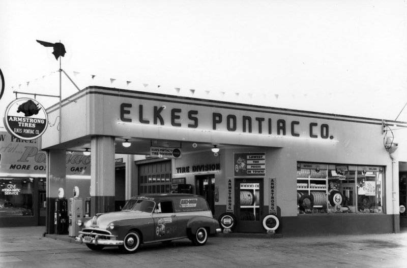 Elkes Pontiac Company in Tampa, Florida, 1953.jpg