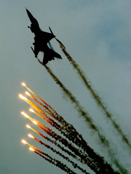 f-16 kicking out the decoys01.jpg